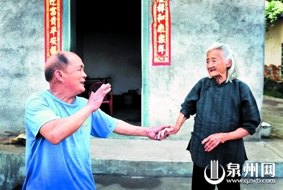 臨別時(shí)，賣煤工劉逸強(qiáng)（左）叮囑陳喜老人注意飲食起