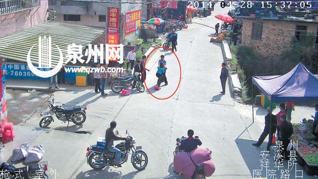 雷某（藍(lán)衣女子）雙手狠抓協(xié)警的手臂 （圖中畫(huà)紅圈