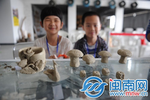 孩子們的作品展示，有蘑菇、骰子等