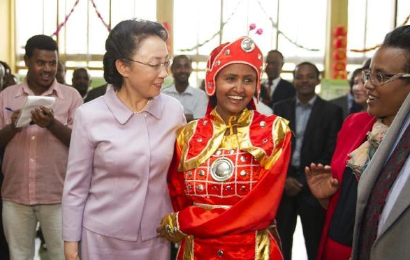 5月5日，李克強(qiáng)夫人程虹在埃塞俄比亞總理夫人的陪同