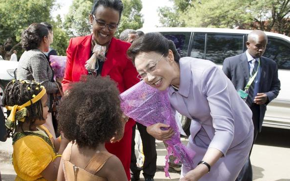 5月5日，李克強(qiáng)夫人程虹在埃塞俄比亞總理夫人的陪同