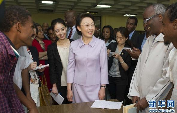 5月5日，李克強(qiáng)夫人程虹在埃塞俄比亞總理夫人的陪同