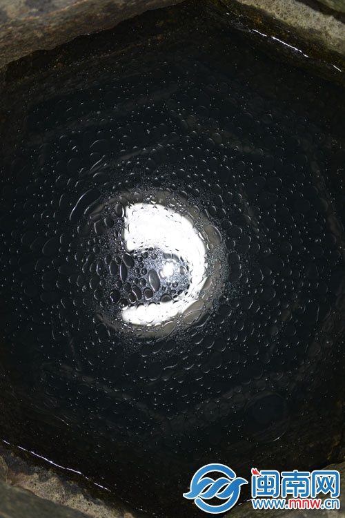 井水表面浮著一層油膜狀物