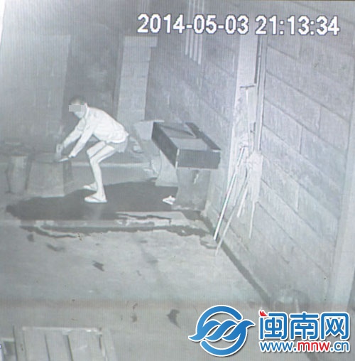 監(jiān)控視頻顯示，鄰居張某擰開瓶蓋后，將瓶子投進井里