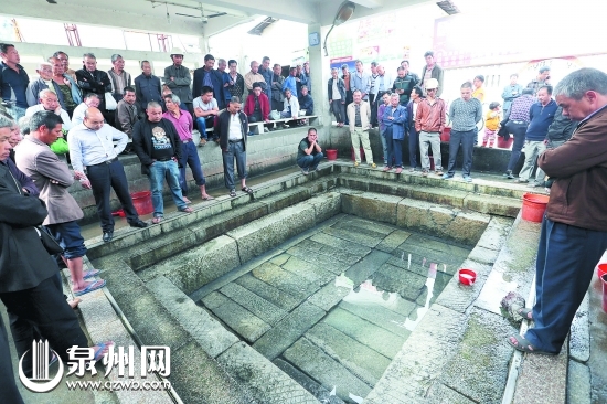 村民放水，觀察溫泉出水情況