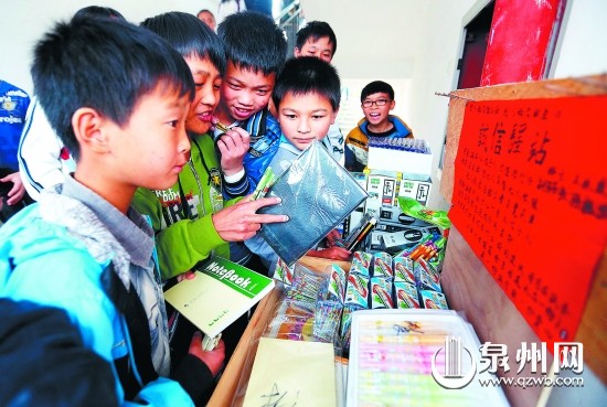 貨攤沒有管理員，付錢、找零全憑學(xué)生的誠信。