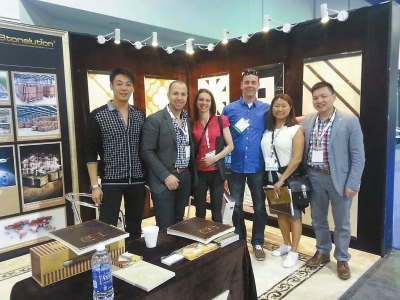 國外客商參觀施朗格石磚展廳時與企業(yè)代表合影。