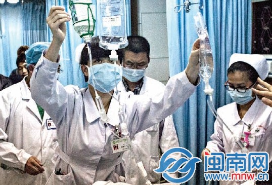 遇到急診病人多了，一護(hù)士連掛三個(gè)吊瓶