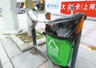 垃圾桶面目全非。