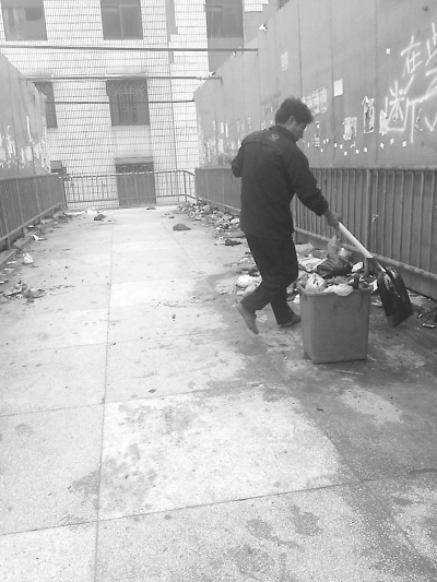 官橋環(huán)衛(wèi)所立即派人員進(jìn)行清掃。