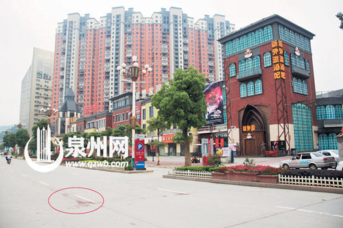 酒吧外的事發(fā)現(xiàn)場，路面上留有血跡。