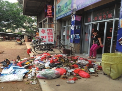 卓女士店門(mén)口被倒了一堆垃圾。