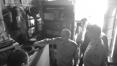 執(zhí)法人員發(fā)現(xiàn)“藏身”木柜中的油罐。