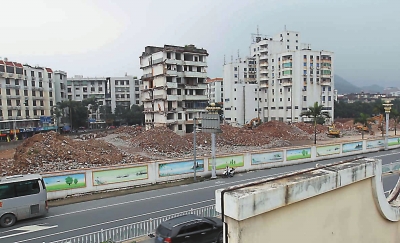 河濱片區(qū)二期整治改造范圍內(nèi)的房屋已基本拆除。本報