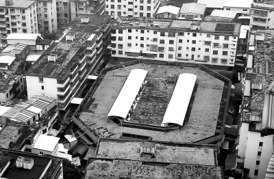 第一市場（圓圈處）坐落于居民區(qū)內(nèi)，環(huán)境擁擠。