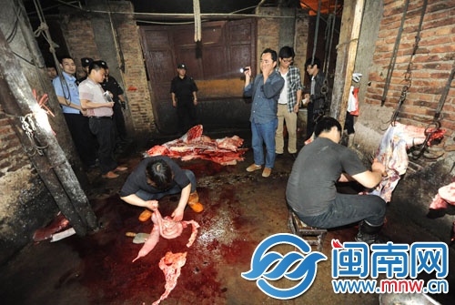 執(zhí)法人員到現(xiàn)場時，私宰點(diǎn)的工人正在切割牛肉