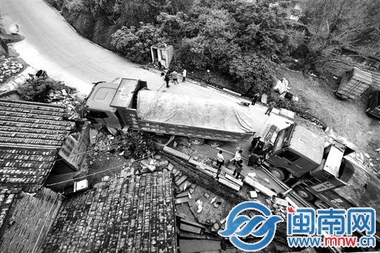 兩輛土方車，一輛撞民房，一輛被前車撞到