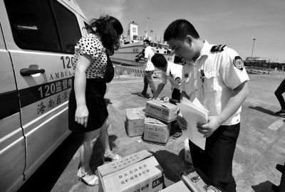 昨天，海南醫(yī)學(xué)院附屬醫(yī)院的幾位醫(yī)務(wù)人員正在準(zhǔn)備登