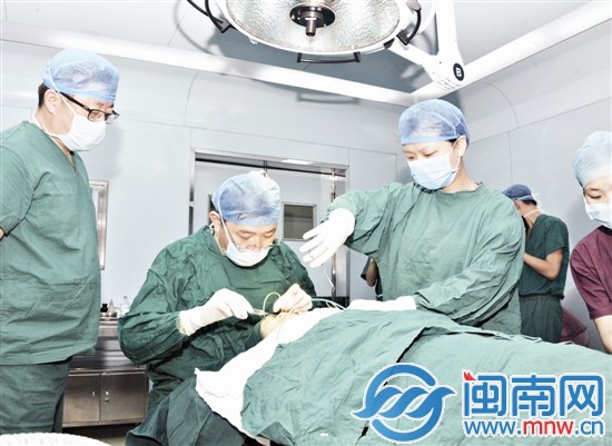 醫(yī)生為小梅進行唇裂修復手術