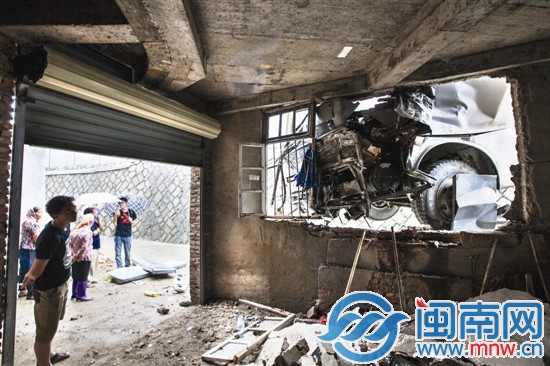 大巴沖下橋后，頂在橋下民房窗戶上