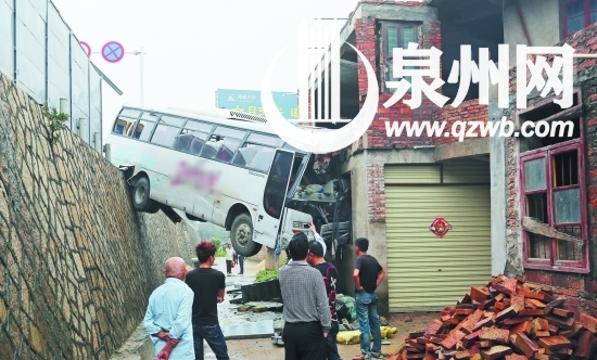 大客車撞上民房后，車身懸空
