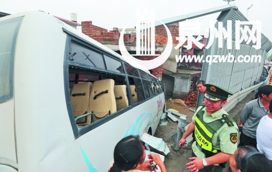 事發(fā)后，乘客從車窗逃生