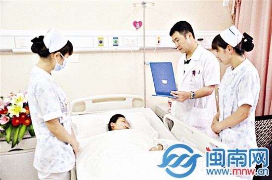 唐龍主任查看小梅的情況