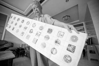 楊堅水展示準備捐贈的作品。