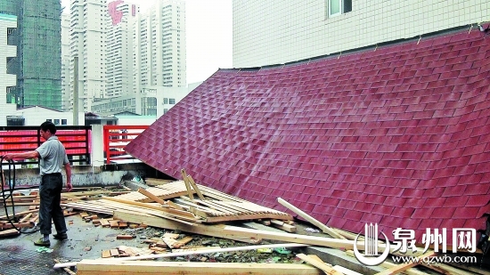 執(zhí)法人員組織拆除萬安街道武夷花苑一業(yè)主在露臺違建