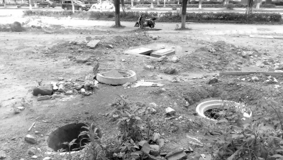 路邊窨井蓋缺失。