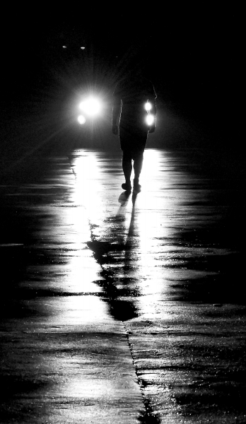 行人在遠(yuǎn)光燈的照射下會(huì)形成視覺(jué)盲區(qū)。本報(bào)記者陳明