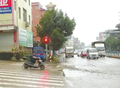 省道308線與溪美蓮塘村交叉路口已安裝燈控設(shè)施,交