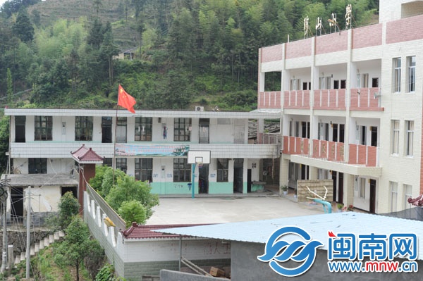 三層的是前年翻建的教學(xué)樓，兩層舊樓則改作學(xué)前班和
