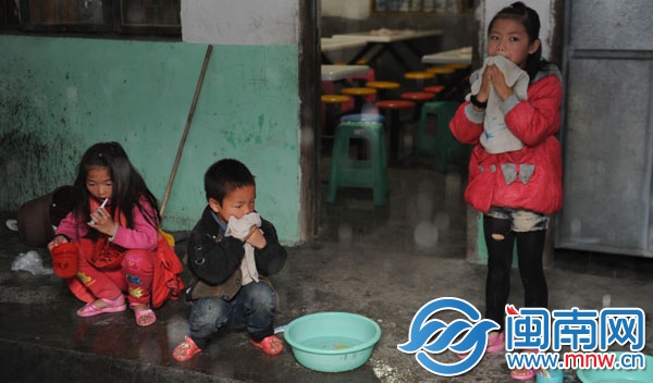 早上6點(diǎn)，孩子們在食堂外打水洗臉