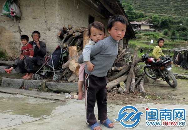 8歲的燦藝還有一個弟弟，兩個妹妹