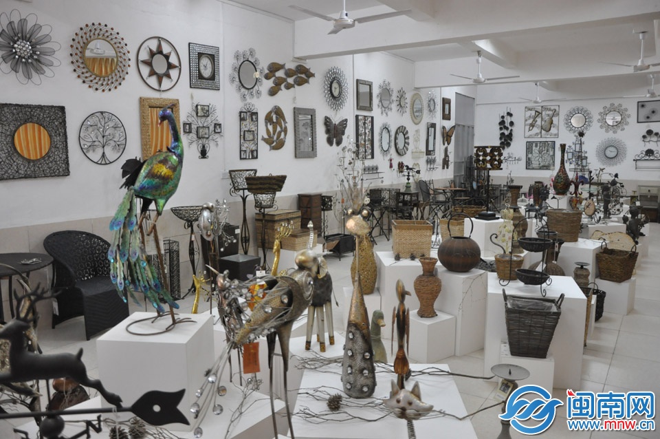 展覽廳里，琳瑯滿目的藤鐵工藝品吸引了無數(shù)前來參觀