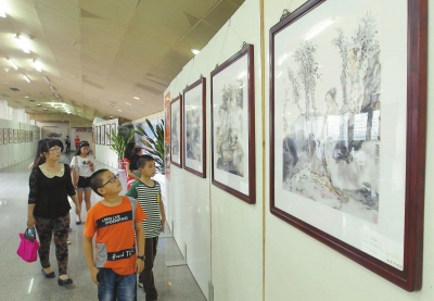 24日，市民在市體育館欣賞郭東健畫作