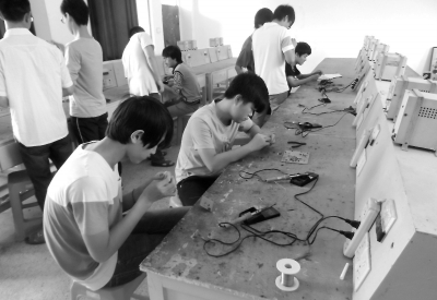 學(xué)生們正在進(jìn)行電路焊接比賽。