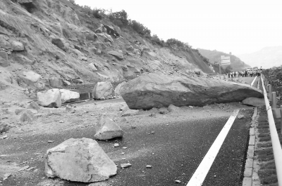 發(fā)生山體滑坡,巨石滾落占住車(chē)道