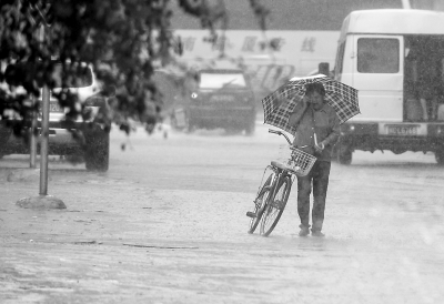 大雨造成市民出行困難。