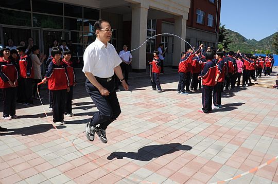 國務(wù)院原總理溫家寶近日第三次赴河北省六道河中學(xué)