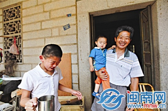 老楊的孫子,還不太習慣喝這帶著苦味的茶水