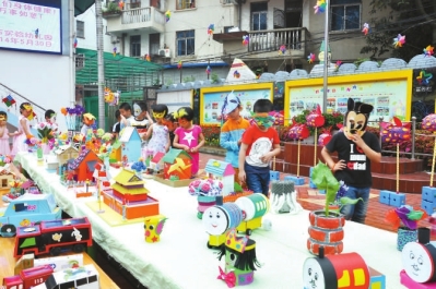 市實(shí)驗(yàn)幼兒園孩子同游校園慶“六一”。