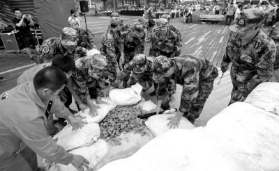 搶險人員正在演練“管涌”應(yīng)急處置方法。