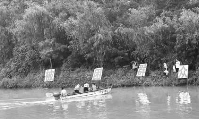 救援人員將“被困”群眾轉(zhuǎn)移到?jīng)_鋒舟上。