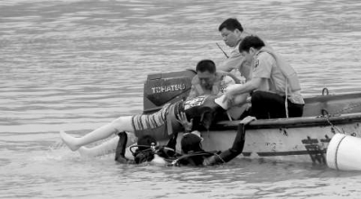 救援人員將“落水者”救上沖鋒舟。