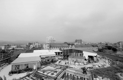 石材廠和民房距離很近。　本報(bào)記者陳明哲攝