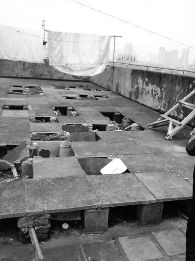 加蓋隔熱板后，護欄剩1.2米，只到人的腰部。