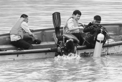 在泉州市2014年度防汛搶險應急綜合演練中，潛水員下