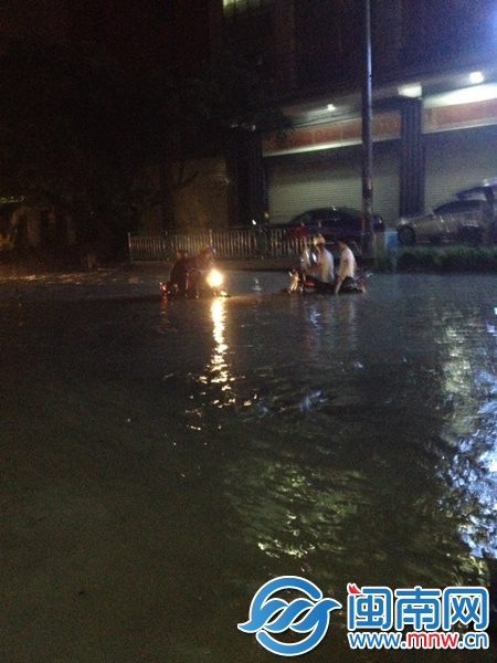 被困洪水下2小時 男子奇跡生還2